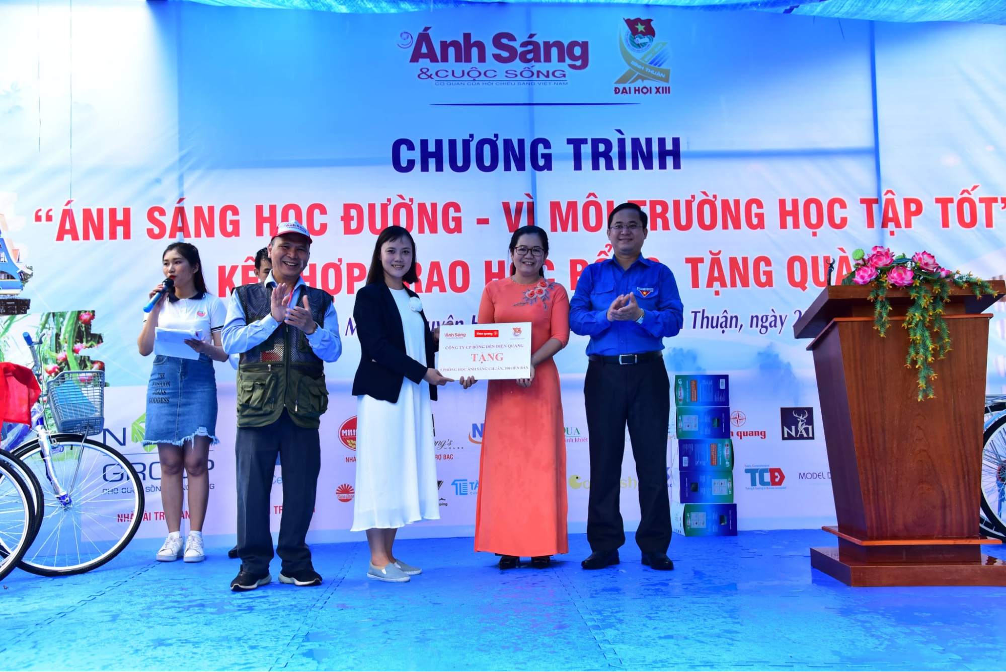 Đại diện Điện Quang trao biểu trưng quà tặng cho Trường tiểu học Thuận Minh 1 trong chương trình “Ánh sáng học đường”.