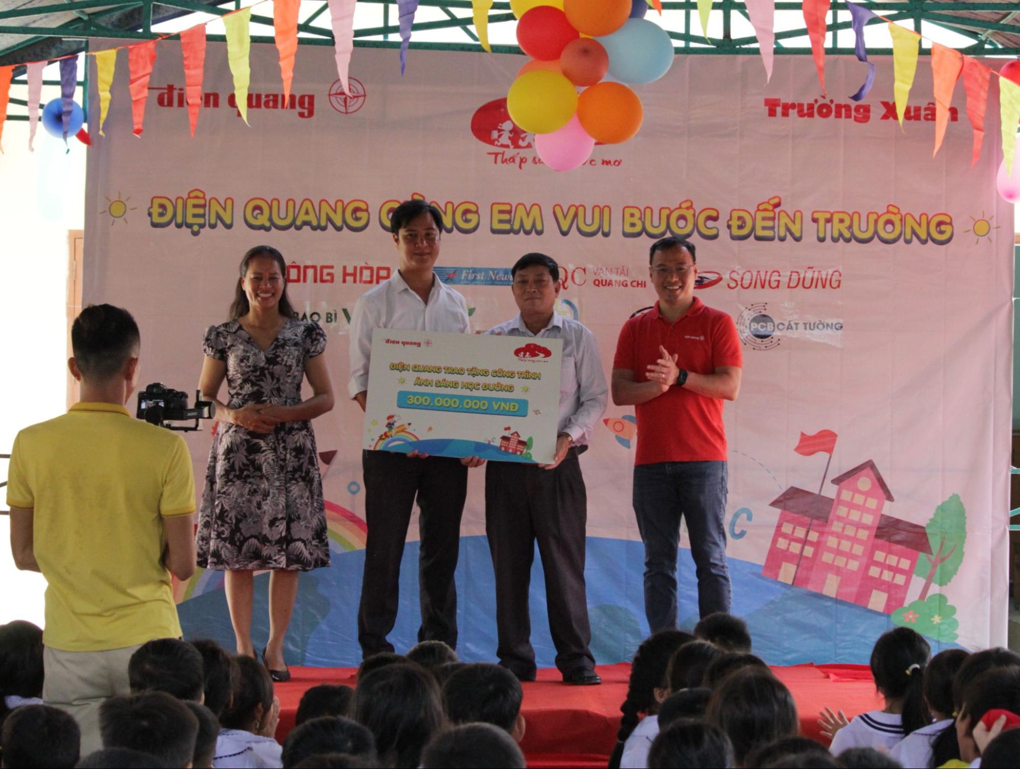 Ông Hồ Quỳnh Hưng (Chủ tịch Điện Quang) cùng NPP Trường Xuân trao biểu trưng học bổng cho Trường tiểu học Khánh Trung, Khánh Vĩnh, Khánh Hòa.